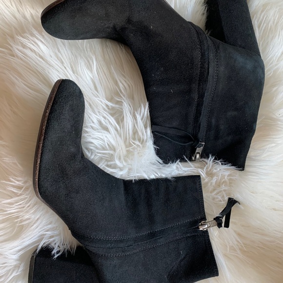 Via Roma Black Suede Ankle Boot 2.5’ Heel Black Womens Size 8 EUC - Picture 5 of 6